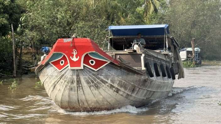 Ein rot-weißes Boot mit einem Anker darauf