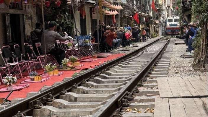 Eine Reihe von Stühlen und Stühlen auf einem Bahngleis