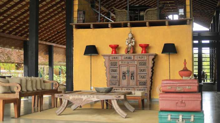 Ein Wohnzimmer mit vielen Möbeln und einem Tisch