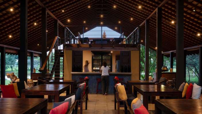 Eine Frau steht an einer Bar in einem Restaurant