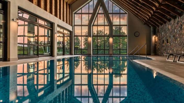 Ein großer Swimmingpool in einem Gebäude mit vielen Fenstern