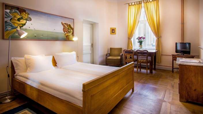 Ein Schlafzimmer mit zwei Betten und einem Fernseher