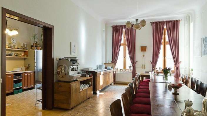 Ein Esszimmer mit einem langen Tisch und Stühlen