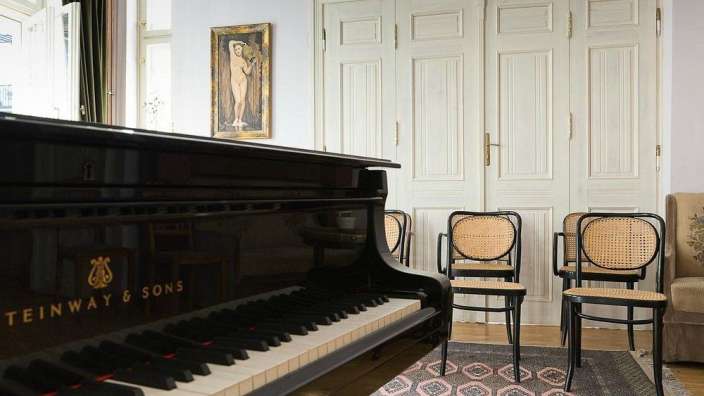 Ein steinway & sons-Klavier steht in einem Wohnzimmer