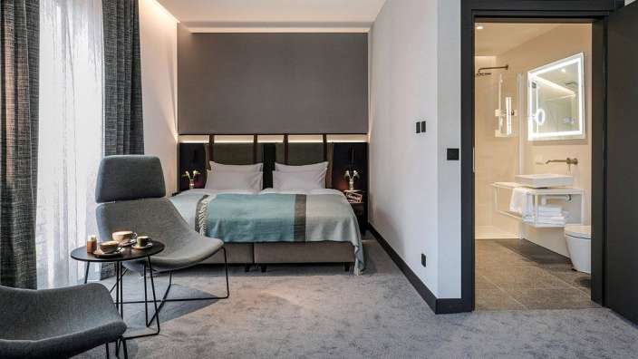 Ein Hotelzimmer mit einem Bett und einem Stuhl