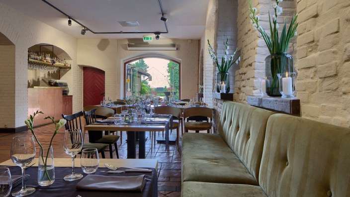 Ein Esszimmer mit vielen Tischen und Stühlen