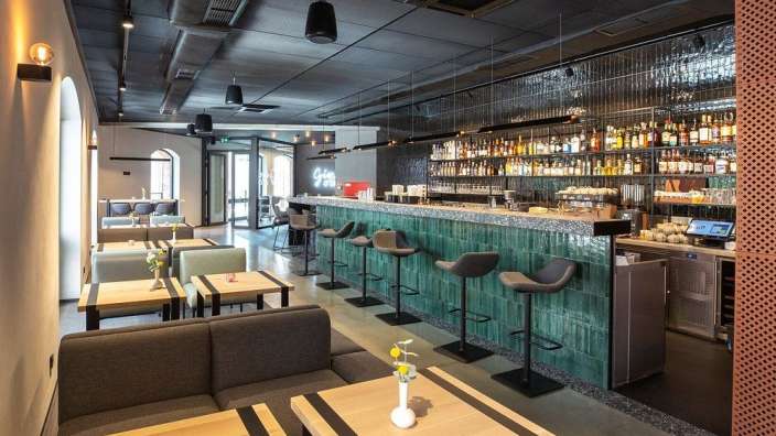 Ein Restaurant mit vielen Tischen und Stühlen und einer Bar