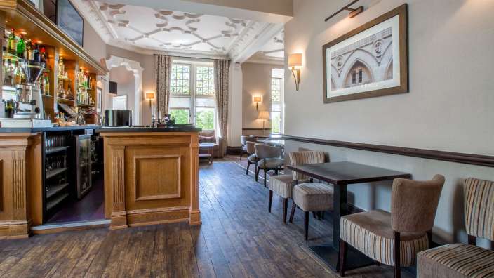 Ein Restaurant mit Tisch und Stühlen und einem Bild an der Wand