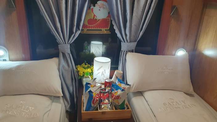 Ein Schlafzimmer mit zwei Betten und zwei Kissen mit der Aufschrift sa daily express train darauf