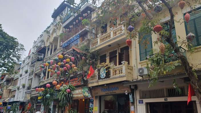 Eine Reihe von Gebäuden mit einem blauen Schild darauf