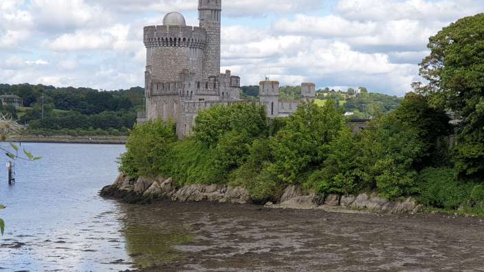 Ein großes Schloss steht über einem Fluss