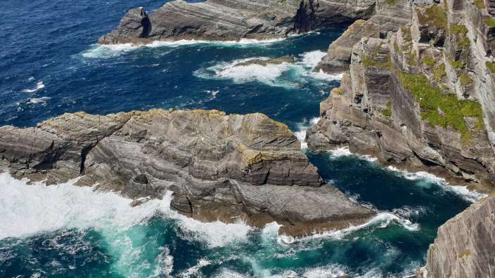 Eine felsige Küste in der Nähe des Ozeans