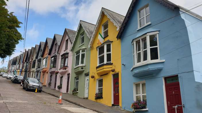 Eine Reihe von bunten Häusern auf einer steilen Straße