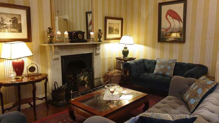 Ein Wohnzimmer mit gestreiften Wänden und einem Kamin