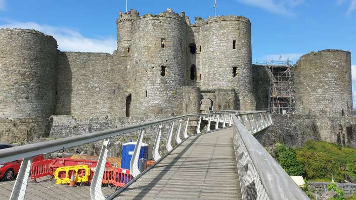 Eine Brücke führt zu einem großen Steinschloss