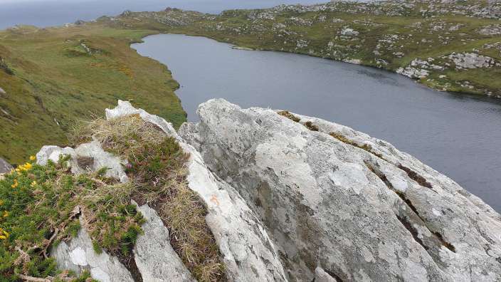 Ein Fluss läuft zwischen zwei Felsen hindurch