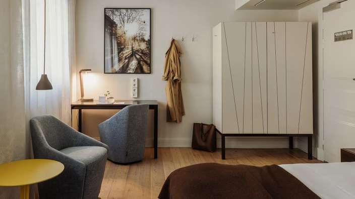 Ein Hotelzimmer mit einem Bett und einem Stuhl