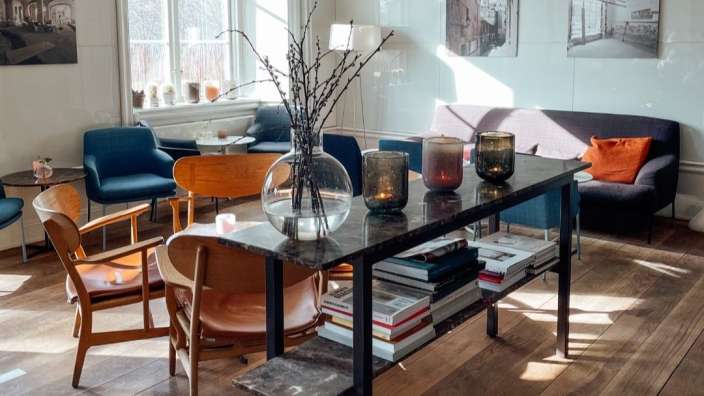 Eine Reihe von Büchern steht auf einem Tisch in einem Wohnzimmer