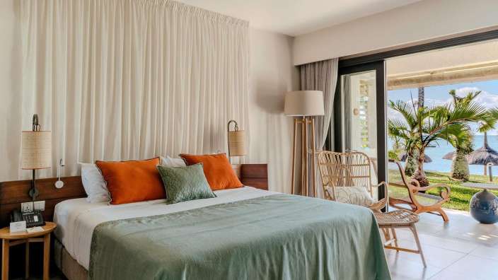 Ein Hotelzimmer mit einem Bett und einem Stuhl