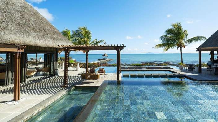 Ein großer Pool mit Blick auf den Ozean