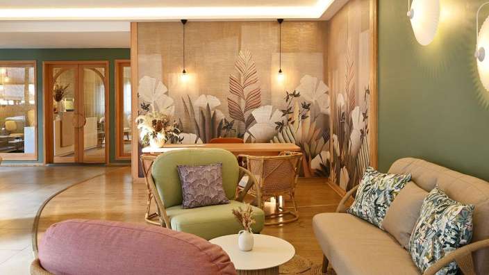 Ein Wohnzimmer mit einer Couch und einem Stuhl