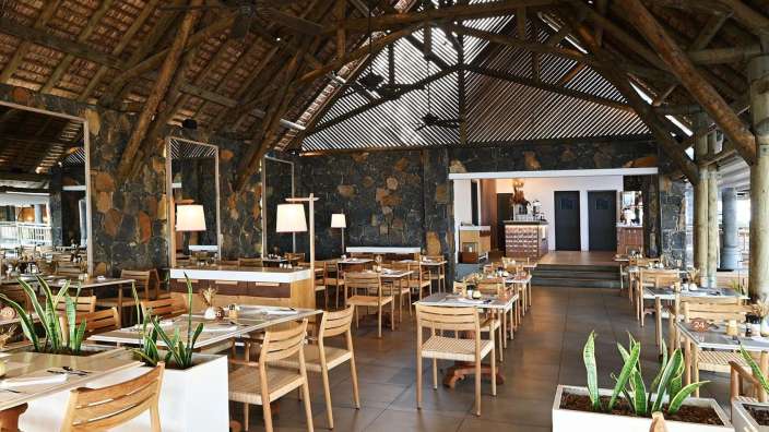 Ein Restaurant mit vielen Tischen und Stühlen