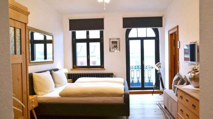 Ein Schlafzimmer mit zwei Betten und einem Fernseher