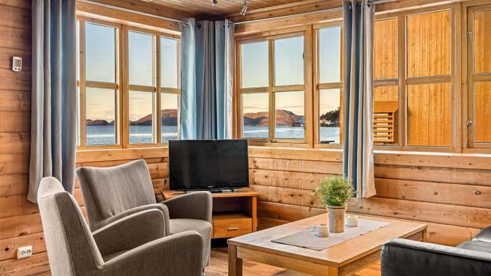 Ein Wohnzimmer mit zwei Stühlen und einem Fernseher