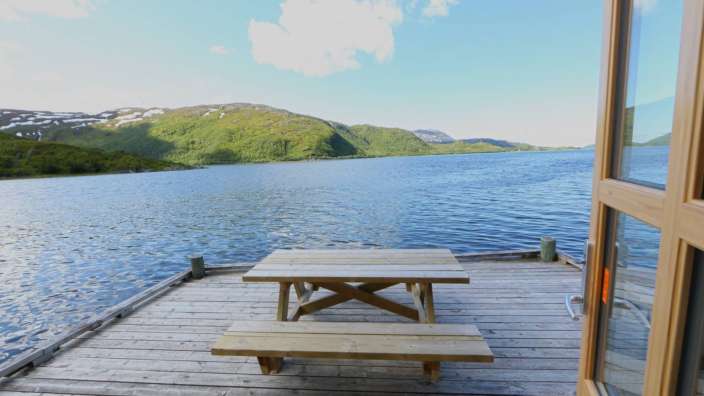 Ein Picknicktisch auf einem Dock mit Blick auf einen See