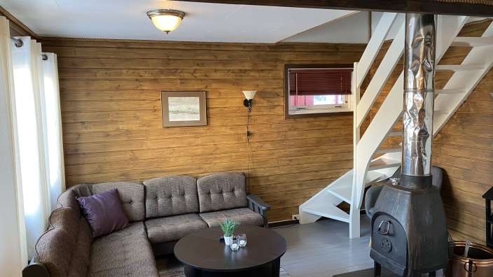 Ein Wohnzimmer mit einer Couch und einem Kamin