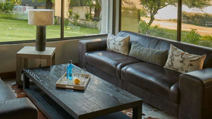 Ein Wohnzimmer mit einer Couch und einem Tisch