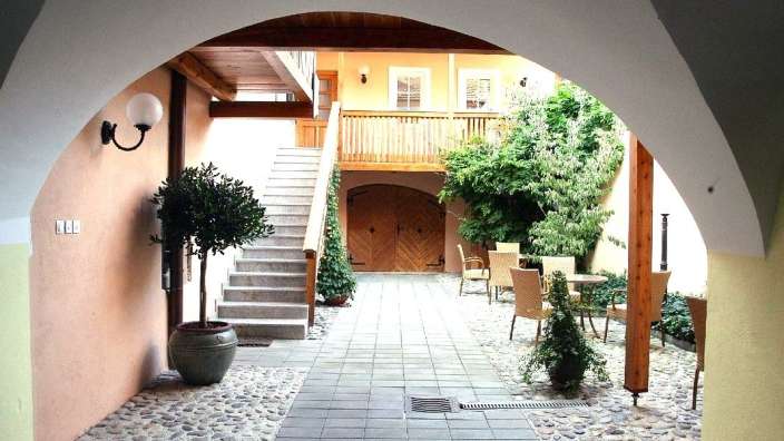 Ein Gebäude mit einer Treppe und einem Tisch und Stühlen