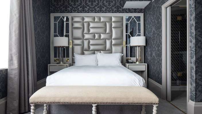 Ein Schlafzimmer mit einem Bett und zwei Nachttischen