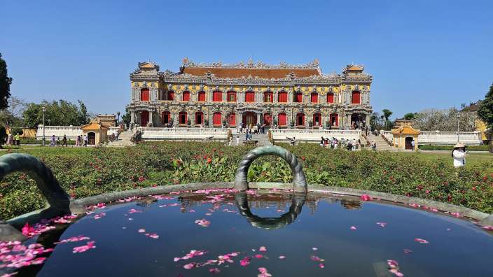 Ein großes Gebäude mit einem Brunnen im Vordergrund