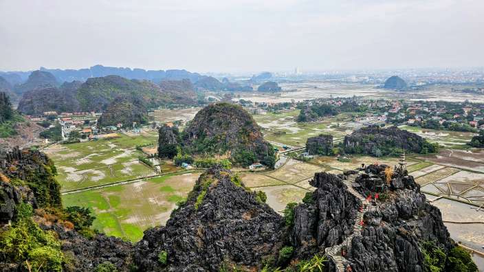 Eine Gruppe von Menschen klettert einen Berg hinauf
