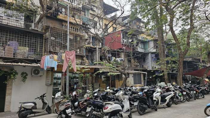 Eine Reihe von Motorrädern steht vor einem Gebäude