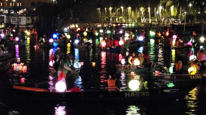 Eine Gruppe von Menschen sitzt in einem Boot mit der Aufschrift har35