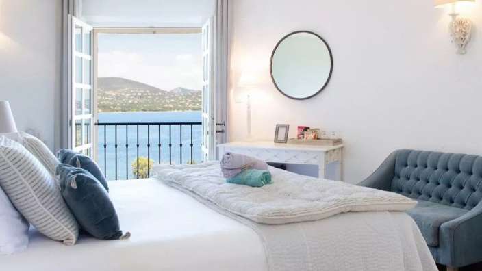 Ein Schlafzimmer mit einem großen Bett und einem Stuhl