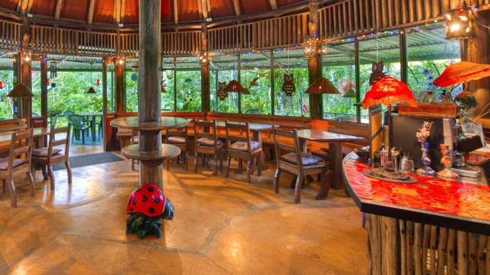 Ein Restaurant mit vielen Tischen und Stühlen