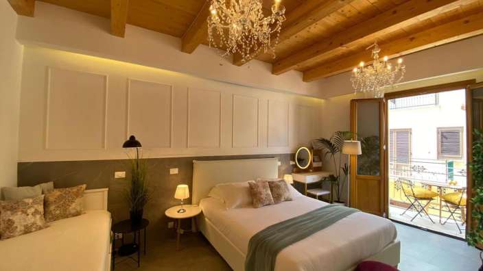 Ein Schlafzimmer mit einem Bett und einem Kronleuchter