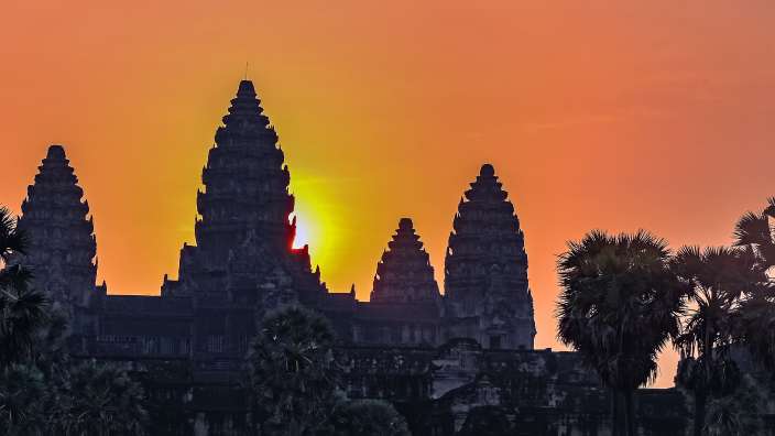 Die Sonne geht hinter einem Tempel unter
