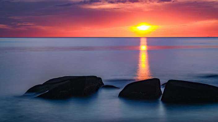 Die Sonne geht über dem Ozean unter