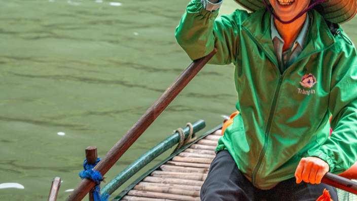 Ein Mann in einem Boot trägt eine grüne Jacke mit der Aufschrift trung n