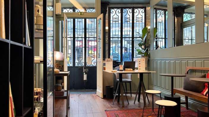 Ein Raum mit einem Tisch und Stühlen in der Mitte