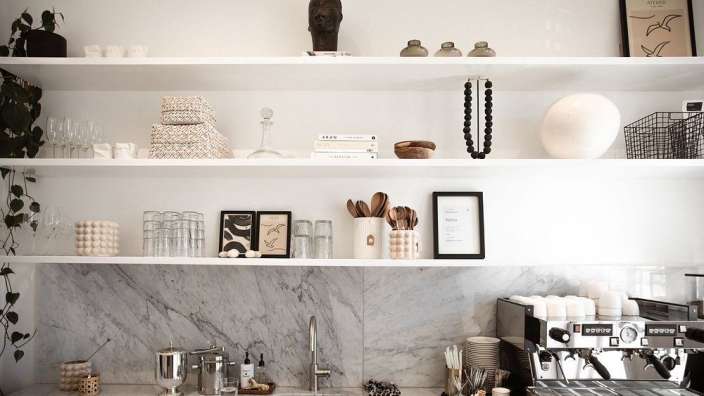 Eine küche mit einem lg kaffeemaschine und einem waschbecken