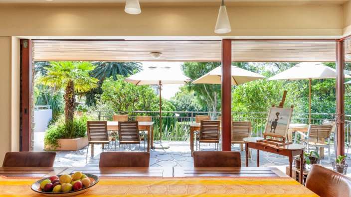 Ein Esstisch mit einer Schüssel Obst darauf