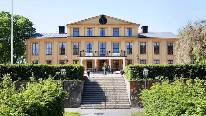 Ein großes Gebäude mit vielen Fenstern und Treppen