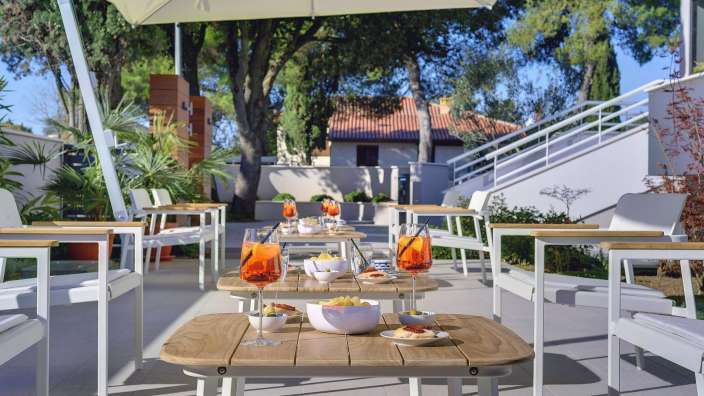 Ein Tisch mit Essen und Getränken auf einer Terrasse