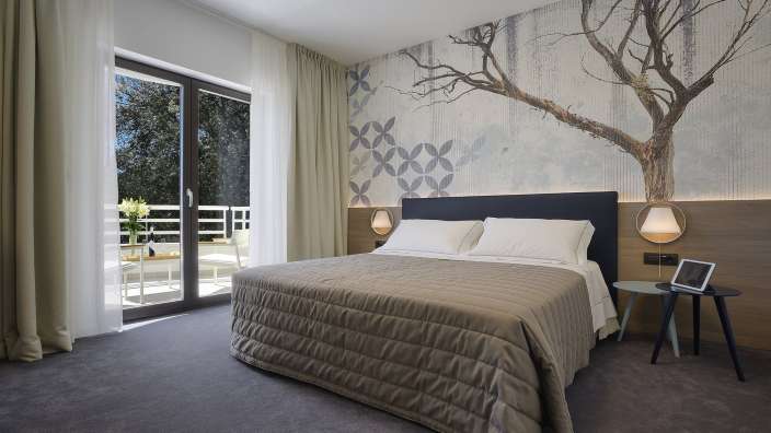 Ein Hotelzimmer mit einem Bett und einem Tisch