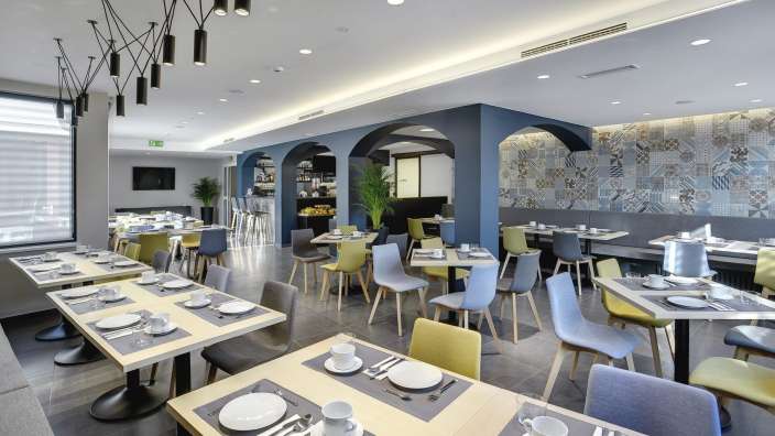 Ein Restaurant mit vielen Tischen und Stühlen